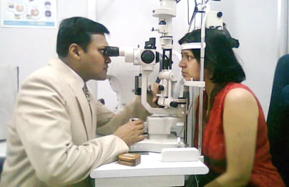 eye specialist for retina problems in West delhi